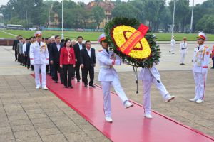 Đoàn đại biểu Thành ủy, HĐND, UBND, UBMTTQ thành phố Cần Thơ vào Lăng viếng Bác