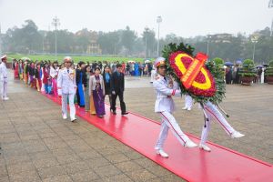 Đoàn đại biểu cán bộ nữ công tiêu biểu toàn quốc - Tổng Liên đoàn Lao động Việt Nam dâng hoa và vào Lăng viếng Chủ tịch Hồ Chí Minh