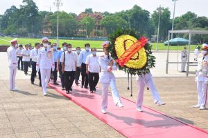 Đoàn đại biểu Thành ủy, HĐND, UBND, UBMTTQ thành phố Cần Thơ vào Lăng viếng Chủ tịch Hồ Chí Minh