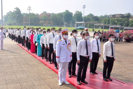 Câu hỏi: Trong thời gian này, khách vào Lăng viếng Chủ tịch Hồ Chí Minh và tham quan khu vực có phải đeo khẩu trang không?