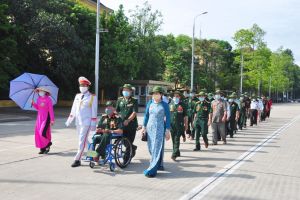 Đoàn đại biểu Người có công tỉnh Nghệ An dâng hoa và vào Lăng viếng Chủ tịch Hồ Chí Minh