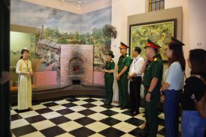 Tham quan trưng bày chuyên đề “Tìm lại ký ức” tại Khu Di tích Nhà tù Hỏa Lò