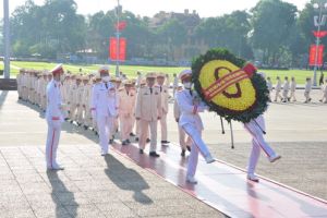Đoàn đại biểu dự Đại hội Đảng bộ Công an Trung ương lần thứ VII, nhiệm kỳ 2020 - 2025 dâng hoa, vào Lăng viếng Chủ tịch Hồ Chí Minh và tưởng niệm các Anh hùng liệt sỹ