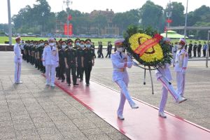 Đoàn cán bộ Lớp bồi dưỡng kỹ năng, nghiệp vụ công tác Đoàn và phong trào thanh niên Quân đội vào Lăng viếng Chủ tịch Hồ Chí Minh