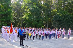 Ban Thường vụ huyện Đoàn - Hội đồng Đội huyện Thanh Sơn báo công dâng Bác tại Khu K9
