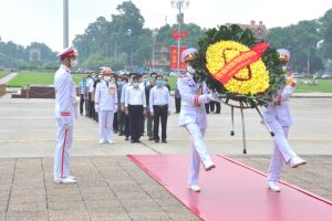 Đoàn đại biểu tham dự Đại hội thi đua yêu nước Tổng Công ty Hàng hải Việt Nam - CTCP giai đoạn 2020 - 2025 dâng hoa và vào Lăng viếng Bác
