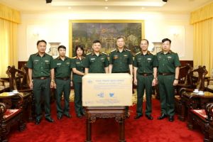 Tiếp nhận khẩu trang của Nhà máy Z176, Tổng cục Công nghiệp Quốc phòng trao tặng