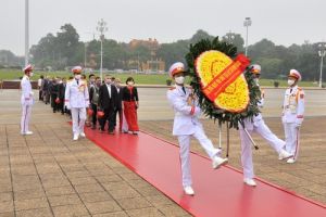Đoàn đại biểu Người có uy tín trong đồng bào dân tộc thiểu số tỉnh Yên Bái dâng hoa và vào Lăng viếng Chủ tịch Hồ Chí Minh