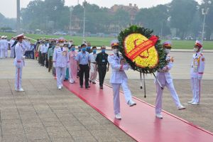 Đoàn đại biểu Người có công với cách mạng tỉnh Vĩnh Long vào Lăng viếng Bác