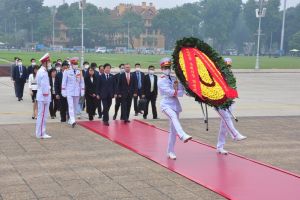 Đoàn đại biểu cấp cao Quốc hội Hàn Quốc đến dâng hoa tưởng niệm Chủ tịch Hồ Chí Minh