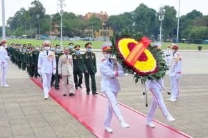 Đoàn đại biểu Cựu chiến binh Trung đoàn 271 Quân khu Trị - Thiên dâng hoa và vào Lăng viếng Chủ tịch Hồ Chí Minh