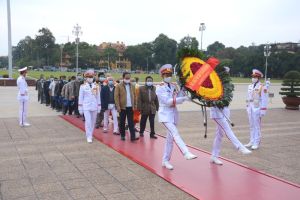 Đoàn đại biểu Người có uy tín tỉnh Sóc Trăng dâng hoa và vào Lăng viếng Chủ tịch Hồ Chí Minh