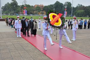 Đoàn đại biểu học sinh, sinh viên và thanh niên dân tộc thiểu số xuất sắc, tiêu biểu năm 2020 báo công dâng Bác
