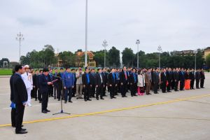 Đoàn đại biểu Tổng Liên đoàn Lao động Việt Nam báo công dâng Bác