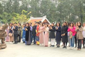 Tập thể khối 12, K49, Trường THPT Chuyên Ngoại ngữ, Trường Đại học Ngoại ngữ, Đại học Quốc gia Hà Nội báo công dâng Bác