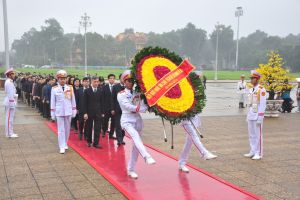 Văn phòng Quốc hội dâng hoa và vào Lăng viếng Bác
