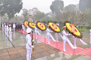 Đoàn đại biểu Lãnh đạo Đảng, Nhà nước, Chính phủ, Quốc hội, Ủy ban Trung ương Mặt trận Tổ quốc Việt Nam dâng hoa, vào Lăng viếng Chủ tịch Hồ Chí Minh và tưởng niệm các Anh hùng liệt sỹ