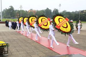 Đoàn đại biểu lãnh đạo Đảng, Nhà nước, Chính phủ, Quốc hội, Ủy ban Trung ương MTTQ Việt Nam dâng hoa, vào Lăng viếng Chủ tịch Hồ Chí Minh và tưởng niệm các Anh hùng liệt sỹ