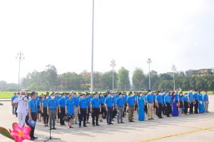 Đoàn đại biểu Liên đoàn Lao động thành phố Hà Nội báo công dâng Bác