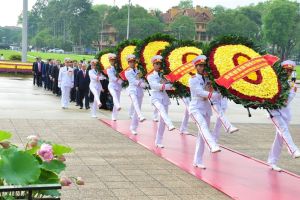 Đoàn đại biểu Lãnh đạo Đảng, Nhà nước, Chính phủ, Quốc hội, Ủy ban Trung ương Mặt trận Tổ quốc Việt Nam dâng hoa, vào Lăng viếng Chủ tịch Hồ Chí Minh và tưởng niệm các Anh hùng liệt sỹ