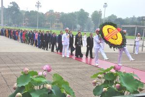 Đoàn đại biểu dự Kỳ họp thứ Chín, Quốc hội khóa XIV dâng hoa và vào Lăng viếng Chủ tịch Hồ Chí Minh