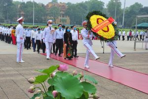 Đoàn Cán bộ Cơ quan Ủy ban kiểm tra Trung ương dâng hoa và vào Lăng viếng Chủ tịch Hồ Chí Minh