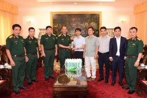 Tiếp nhận khẩu trang và dung dịch sát khuẩn do Viện Sức khỏe cộng đồng và Tạp chí Y học cộng đồng trao tặng