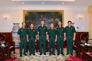 Đoàn cán bộ nguyên lãnh đạo Ban Quản lý Lăng, Bộ Tư lệnh Bảo vệ Lăng vào Lăng viếng Bác nhân kỷ niệm 130 năm Ngày sinh của Người