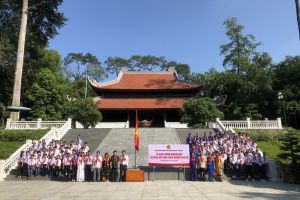 Đoàn Đại biểu dự Đại hội Cháu ngoan Bác Hồ huyện Lâm Thao lần thứ IV năm 2020 báo công dâng Bác