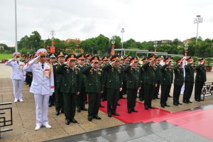 Đoàn đại biểu dự Đại hội Đảng bộ Quân đội lần thứ XI dâng hoa tưởng niệm và vào Lăng viếng Chủ tịch Hồ Chí Minh