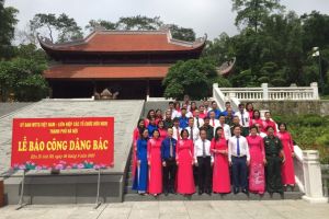 Ủy ban Mặt trận Tổ quốc Việt Nam thành phố Hà Nội báo công dâng Bác