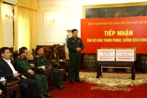 Tiếp nhận 10.000 khẩu trang kháng khuẩn do Công ty TNHH Hợp Thành, Công ty Cổ phần Dược phẩm Xuất nhập khẩu Tâm Phúc trao tặng