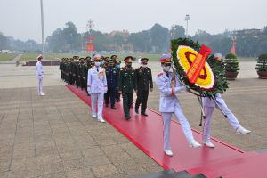 Đoàn Học viên Lớp đào tạo ngắn hạn chỉ huy - tham mưu cao cấp chiến dịch, chiến lược Quân đội nhân dân Lào vào Lăng viếng Chủ tịch Hồ Chí Minh
