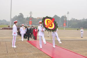 Đoàn đại biểu Người có uy tín tiêu biểu trong đồng bào dân tộc thiểu số tỉnh Lào Cai dâng hoa và vào Lăng viếng Bác