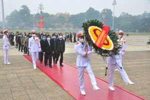 Đoàn đại biểu điển hình tiên tiến tỉnh Vĩnh Long vào Lăng viếng Bác