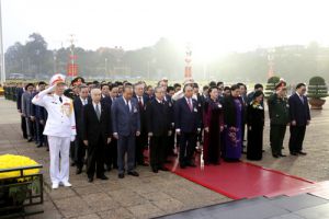 Đoàn đại biểu dự Đại hội Đảng toàn quốc lần thứ XIII  vào Lăng viếng Chủ tịch Hồ Chí Minh