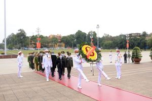 Đoàn đại biểu Công an Thành phố Cần Thơ dâng hoa và vào Lăng viếng Chủ tịch Hồ Chí Minh