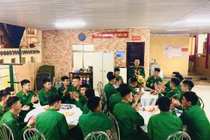 Phút lưu luyến chia tay đồng đội