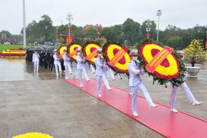Đoàn đại biểu Lãnh đạo Đảng, Nhà nước, Chính phủ, Quốc hội, Ủy ban Trung ương Mặt trận Tổ quốc Việt Nam dâng hoa, vào Lăng viếng Chủ tịch Hồ Chí Minh và tưởng niệm các Anh hùng liệt sỹ