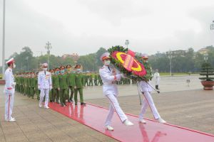 Đoàn đại biểu Cụm thi đua số 1 - Đoàn Thanh niên Bộ Tư lệnh Cảnh sát cơ động dâng hoa, vào Lăng viếng Bác và tưởng niệm các Anh hùng liệt sỹ
