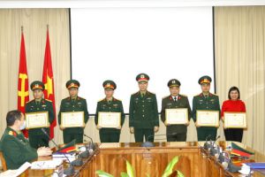 Khen thưởng các tập thể, cá nhân có thành tích xuất sắc trong công tác  phục vụ Đại hội đại biểu toàn quốc lần thứ XIII của Đảng