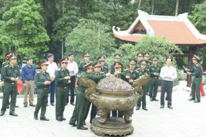 Công đoàn Khối III, Khối V phát động “Tết trồng cây đời đời nhớ ơn  Bác Hồ” và tặng quà chiến sỹ mới năm 2021