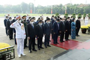 Lãnh đạo Đảng, Nhà nước, Quốc hội, Chính phủ, Ủy ban Trung ương Mặt trận Tổ quốc Việt Nam dâng hoa, vào Lăng viếng Chủ tịch Hồ Chí Minh và tưởng niệm các Anh hùng liệt sỹ