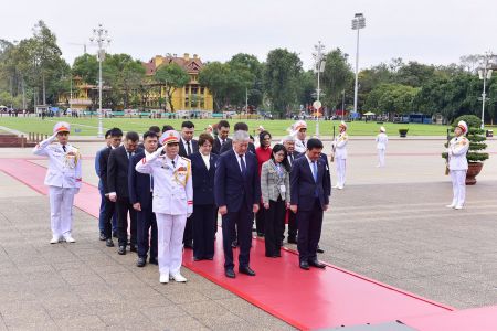 Thủ tướng Cộng hòa Kyrgyzstan vào Lăng viếng Chủ tịch Hồ Chí Minh