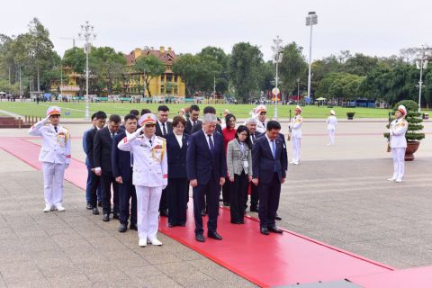 Thủ tướng Cộng hòa Kyrgyzstan vào Lăng viếng Chủ tịch Hồ Chí Minh