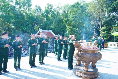 TỔNG CỤC CÔNG NGHIỆP QUỐC PHÒNG DÂNG HƯƠNG TƯỞNG NIỆM CHỦ TỊCH HỒ CHÍ MINH 