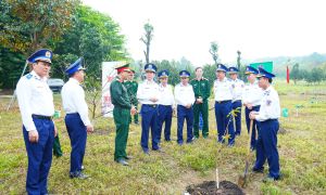 Cảnh sát biển Việt Nam dâng hương tưởng niệm Chủ tịch Hồ Chí Minh 