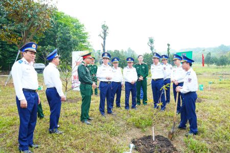 Cảnh sát biển Việt Nam dâng hương tưởng niệm Chủ tịch Hồ Chí Minh 