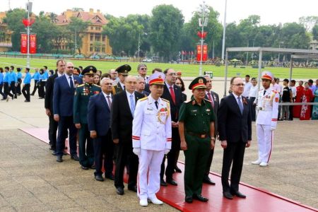 Đoàn Đại sứ quán Liên bang Nga, Belarus, Kazakhstan và Armenia vào Lăng viếng Chủ tịch Hồ Chí Minh