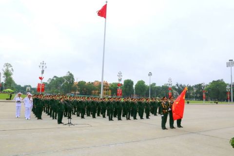 Đoàn đại biểu Văn phòng Tổng cục Chính trị Quân đội nhân dân Việt Nam báo công dâng Bác